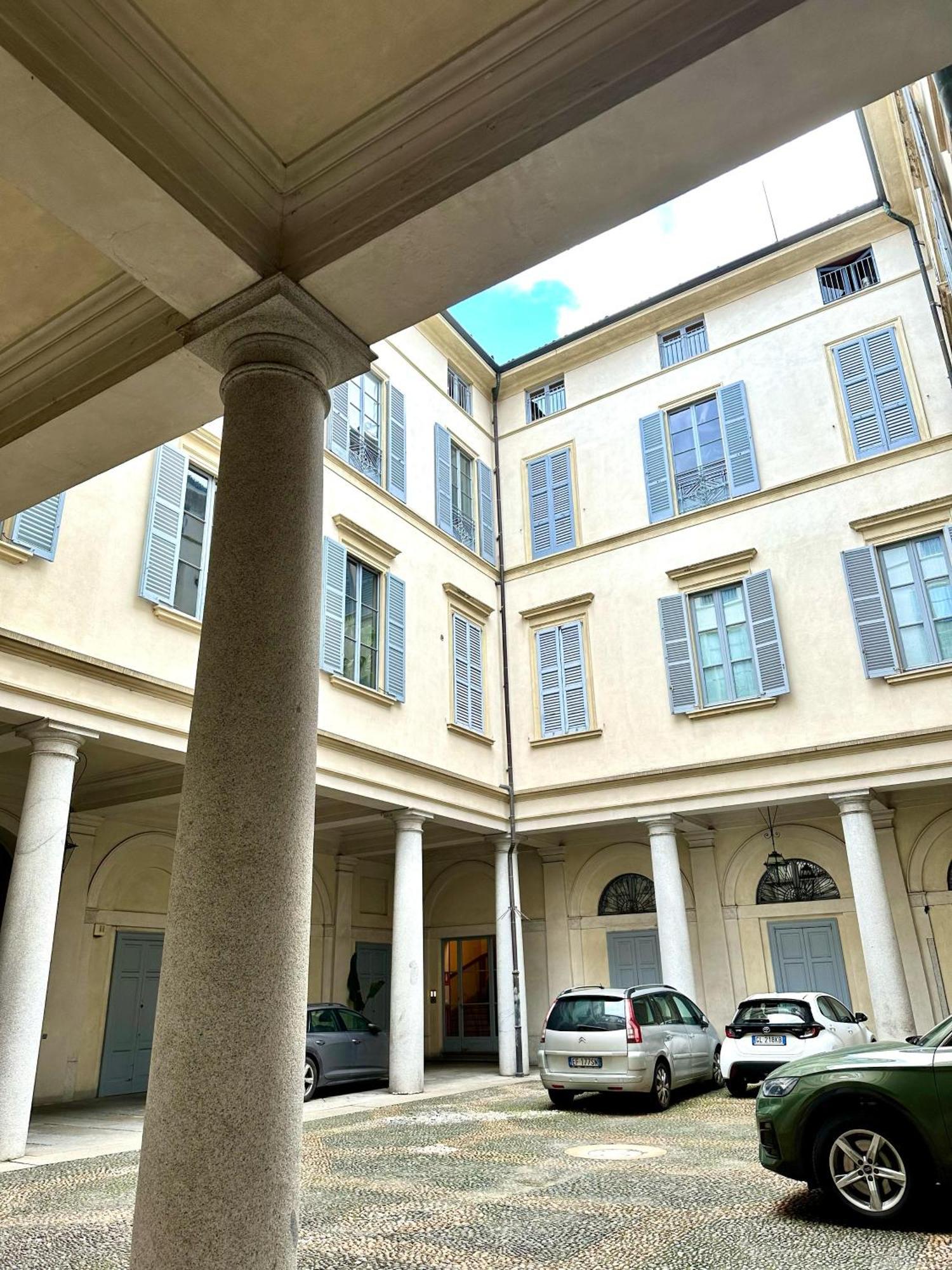 Nerino House, Elegante E Tranquillo Appartamento A 5 Minuti Dal Duomo Милан Экстерьер фото
